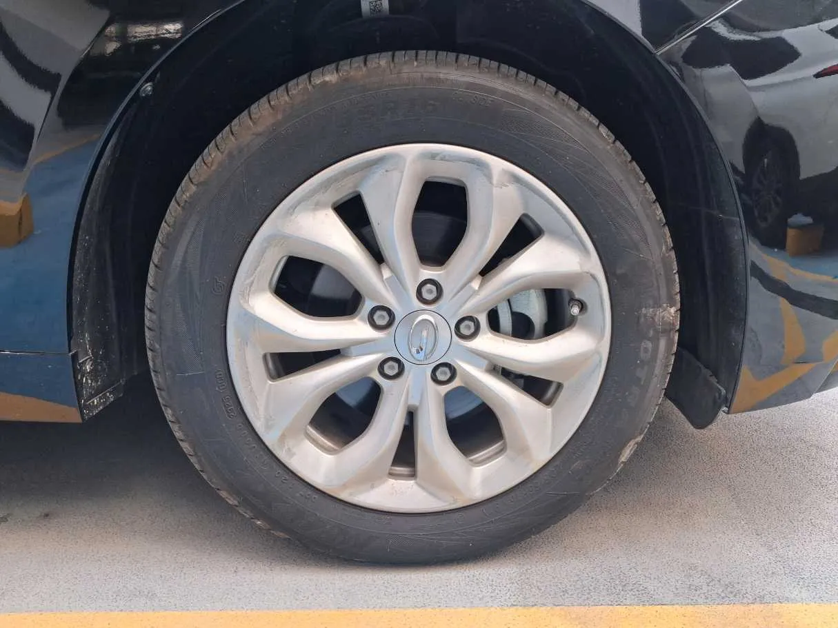Car image 9