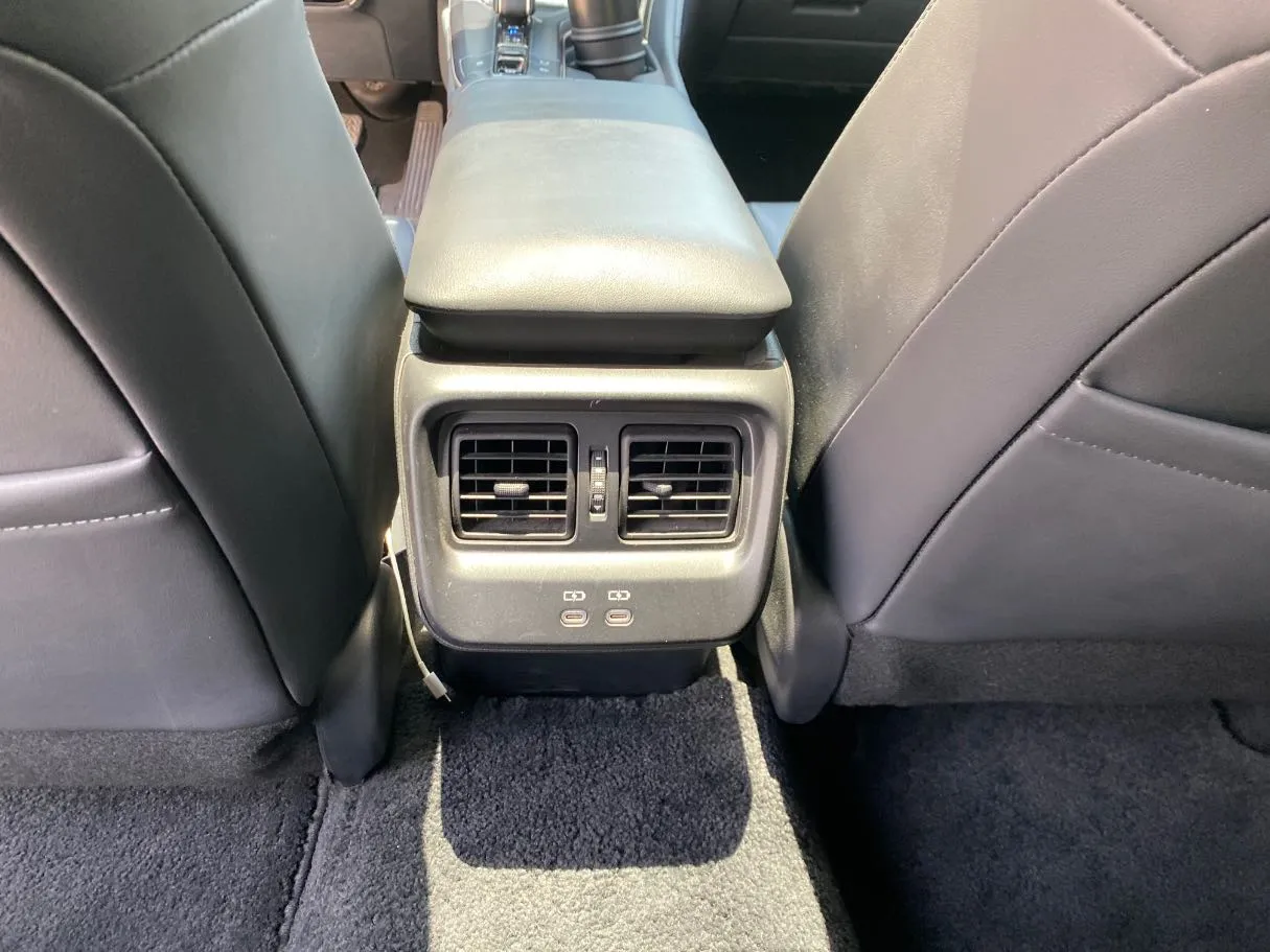 Car image 32