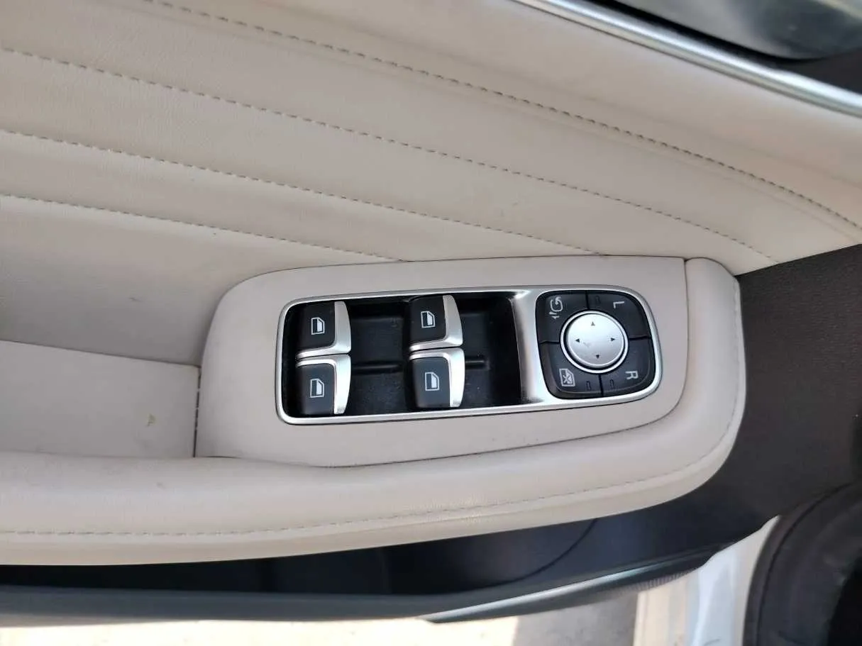 Car image 34