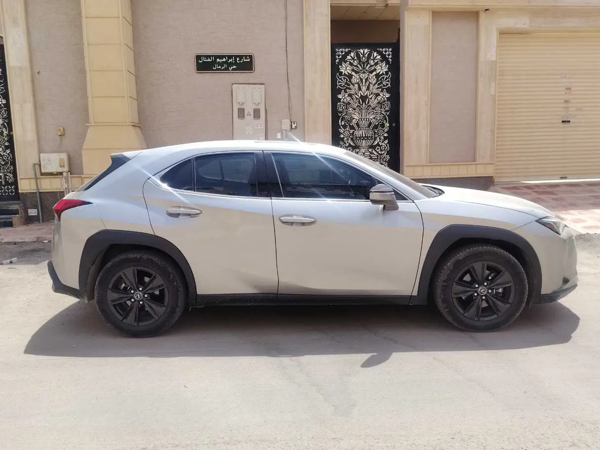 Car image 4