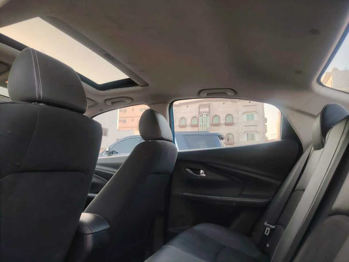 Car image 19