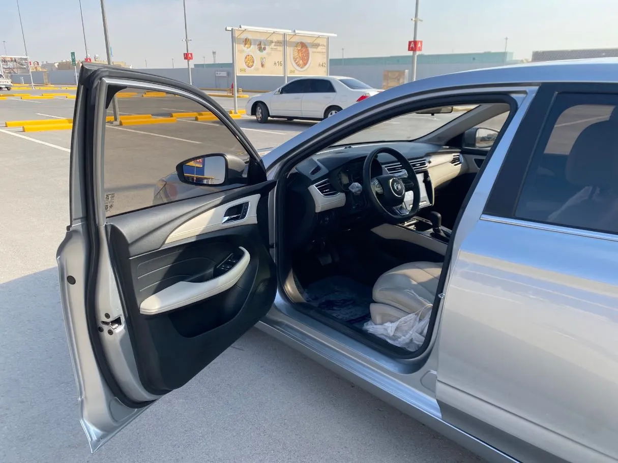 Car image 10
