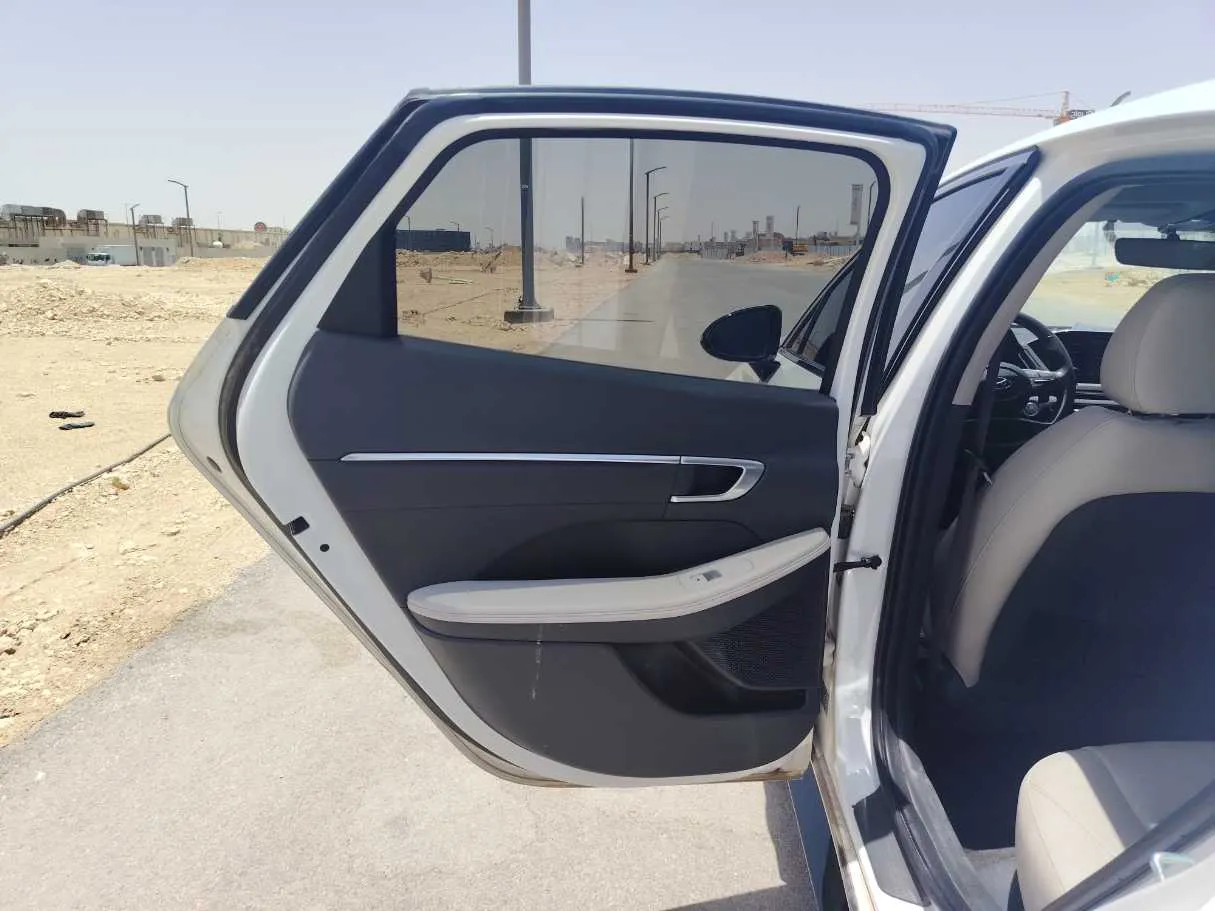 Car image 16