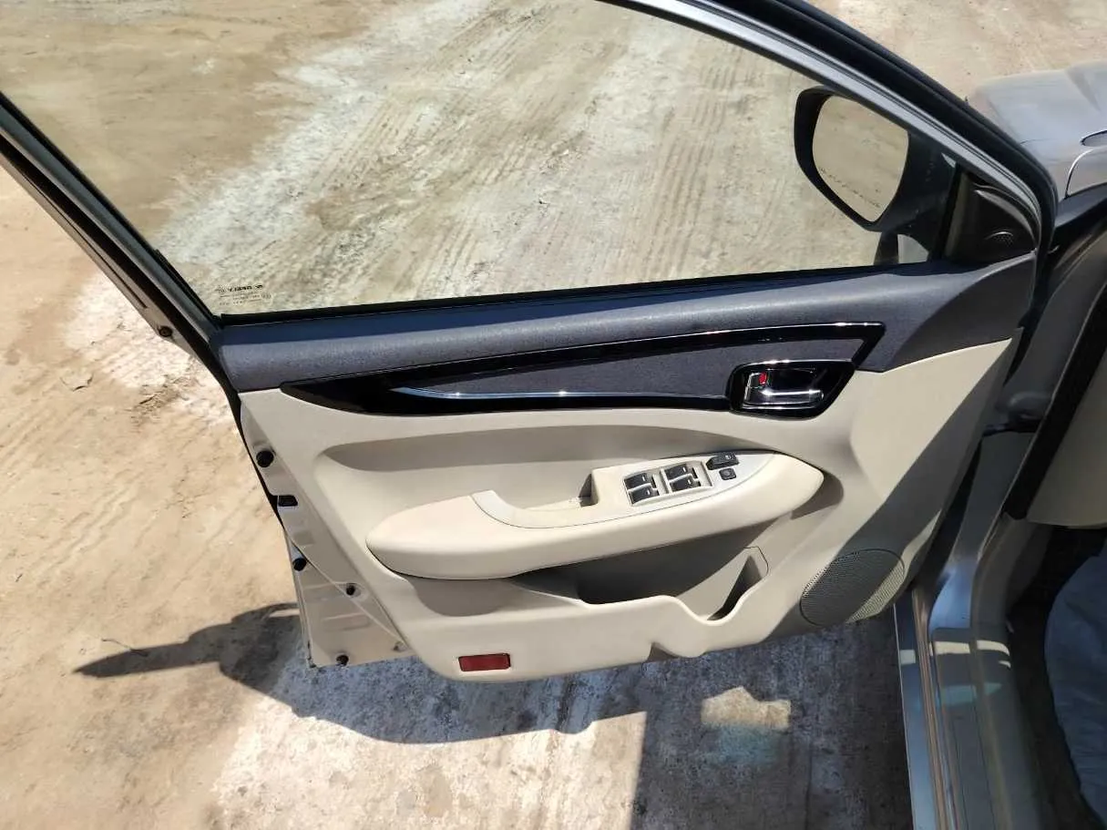 Car image 11