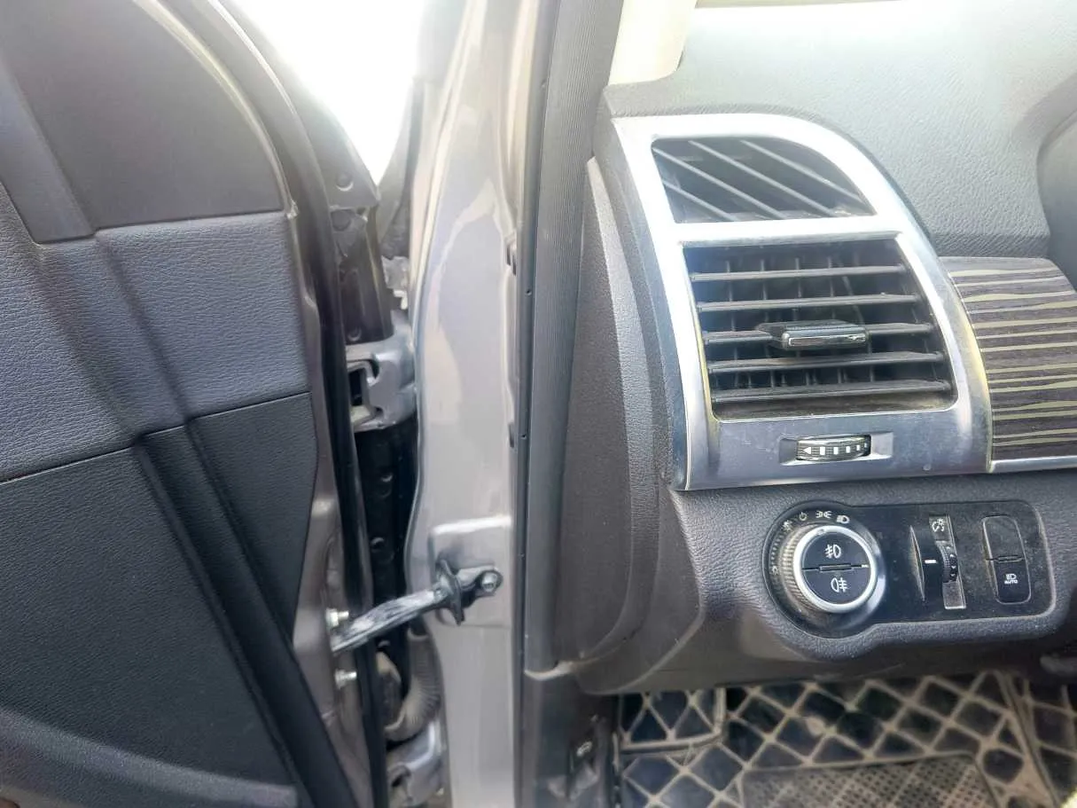 Car image 34