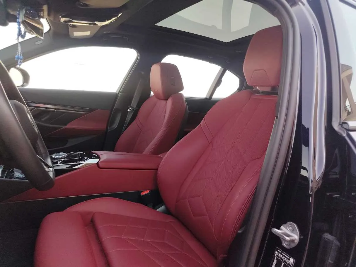 Car image 12