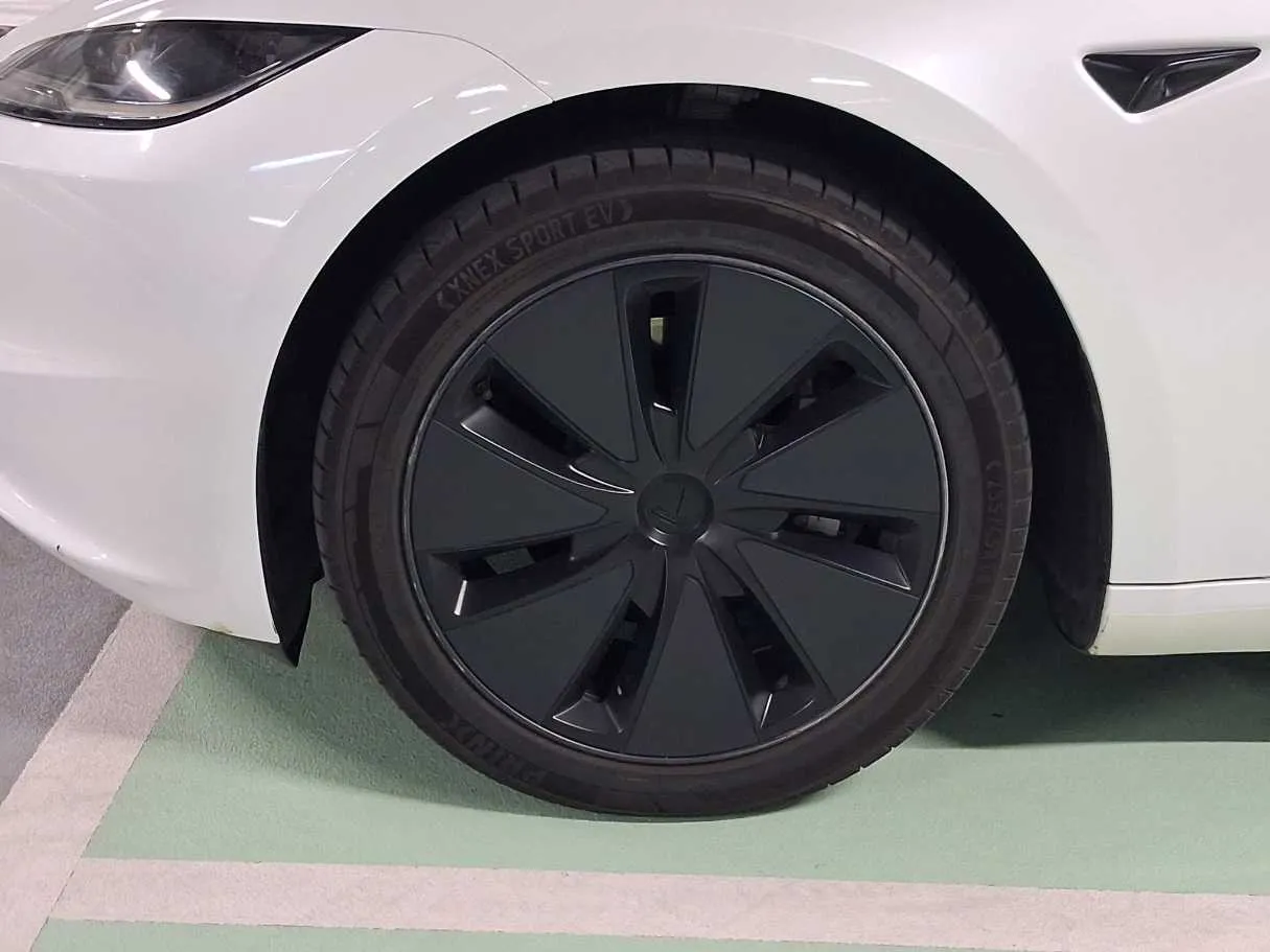 Car image 9