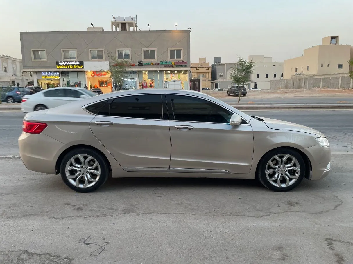 Car image 4