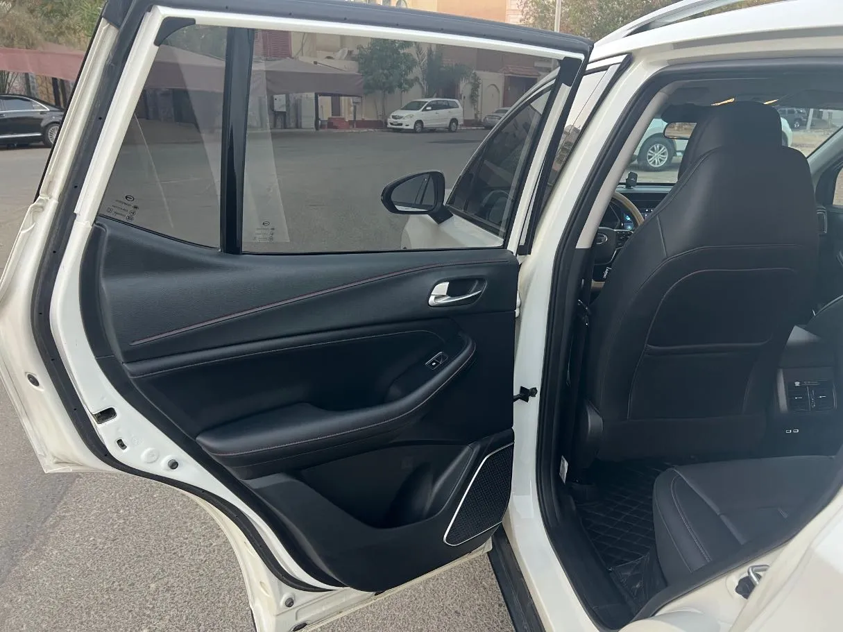 Car image 13