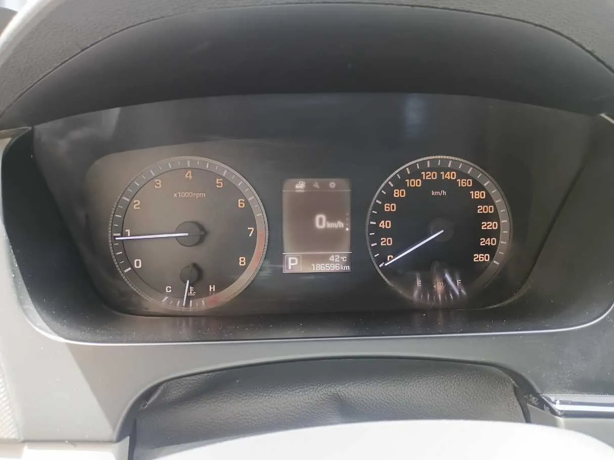 Car image 18