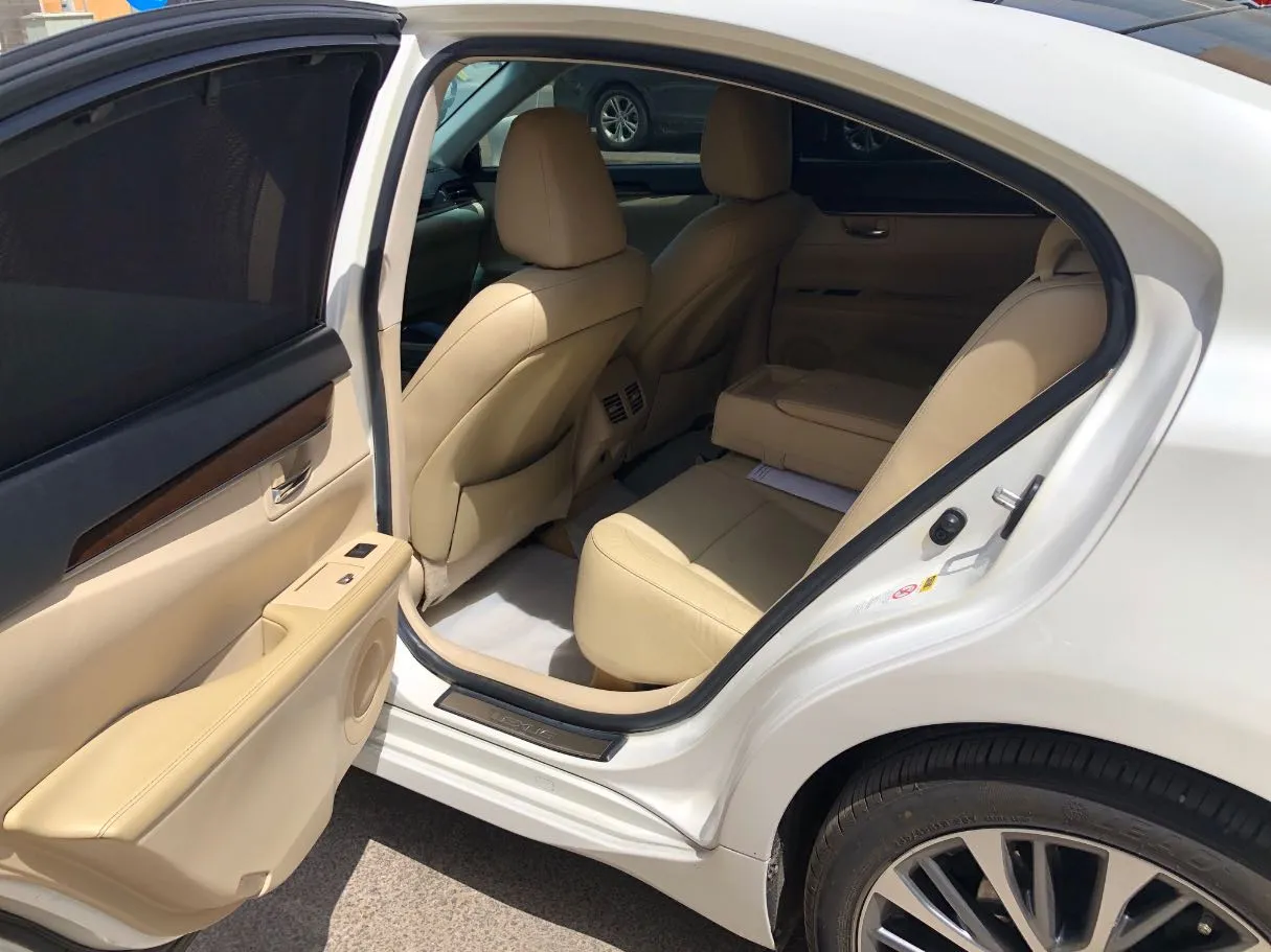 Car image 14