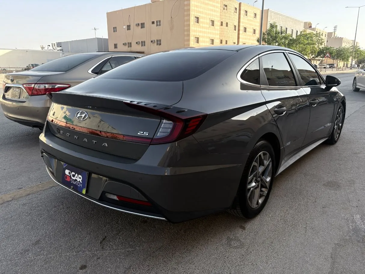 Car image 5