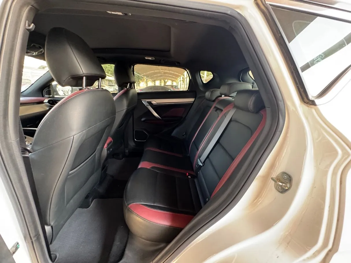 Car image 14