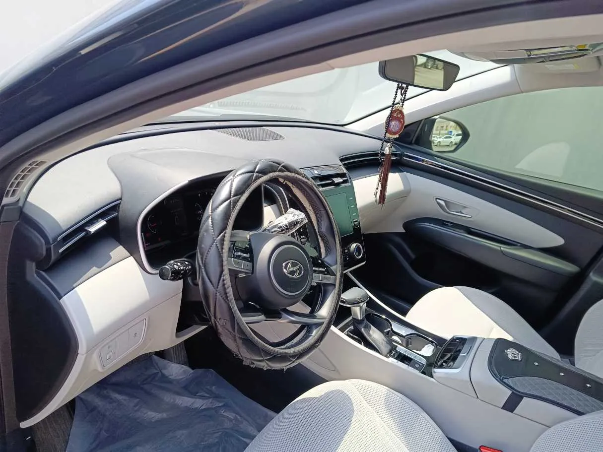 Car image 14