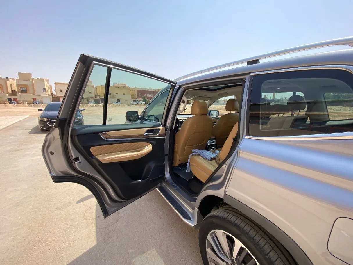 Car image 12