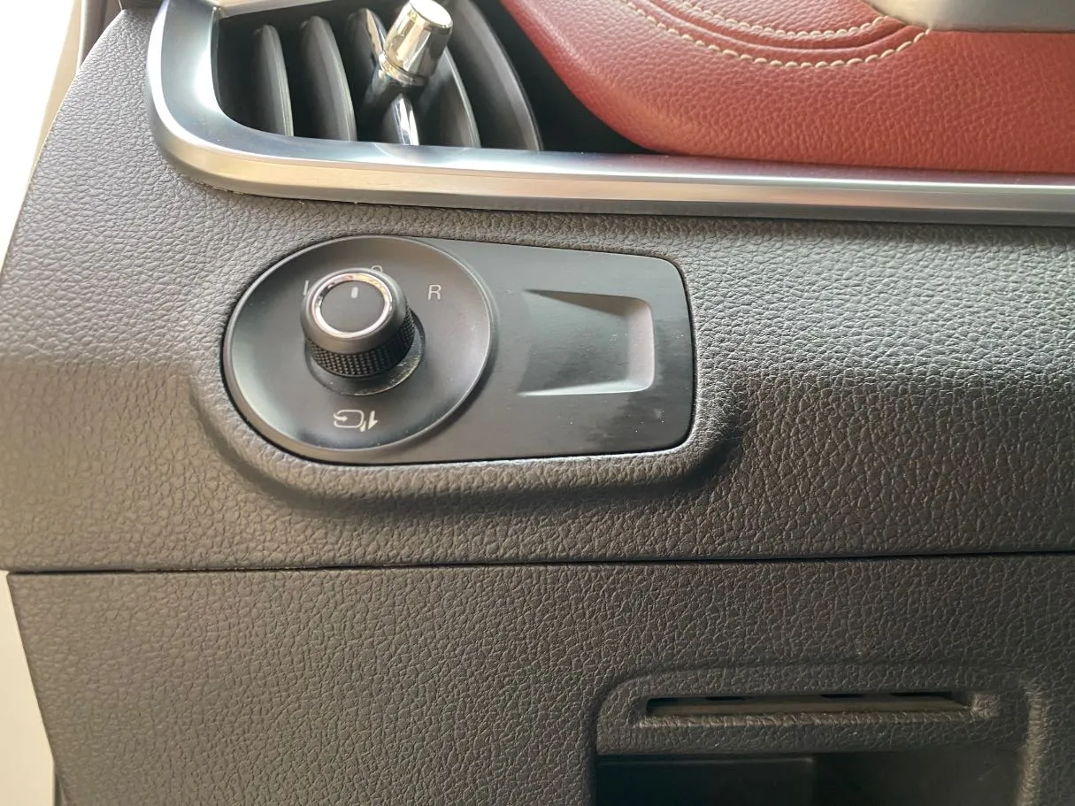 Car image 24