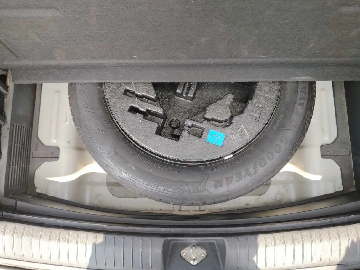 Car image 32