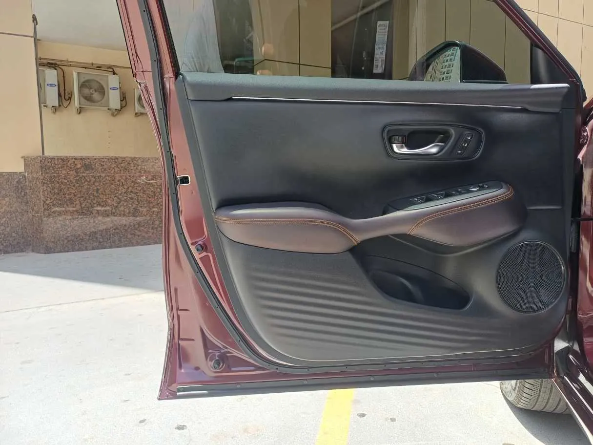 Car image 10
