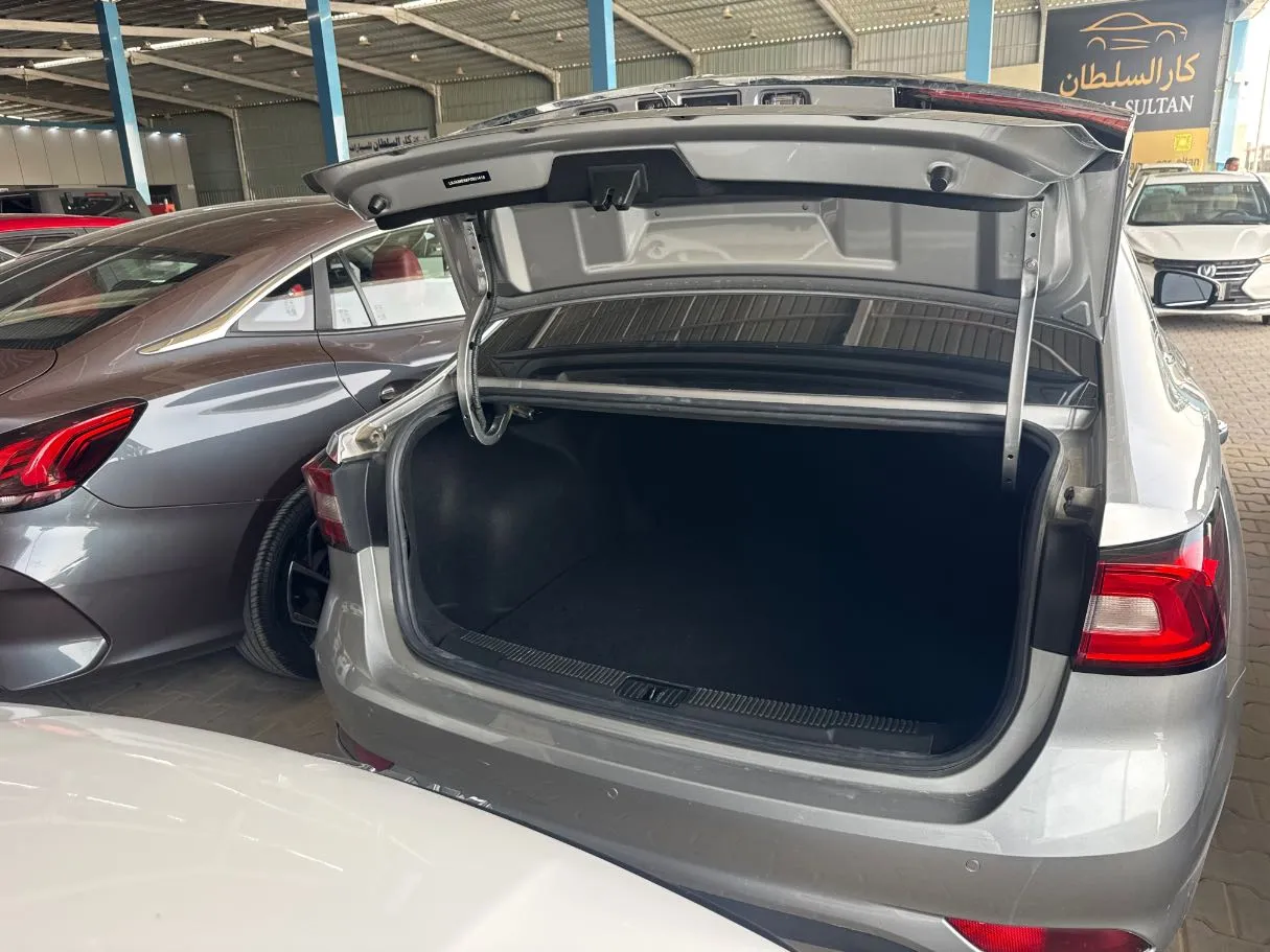 Car image 16