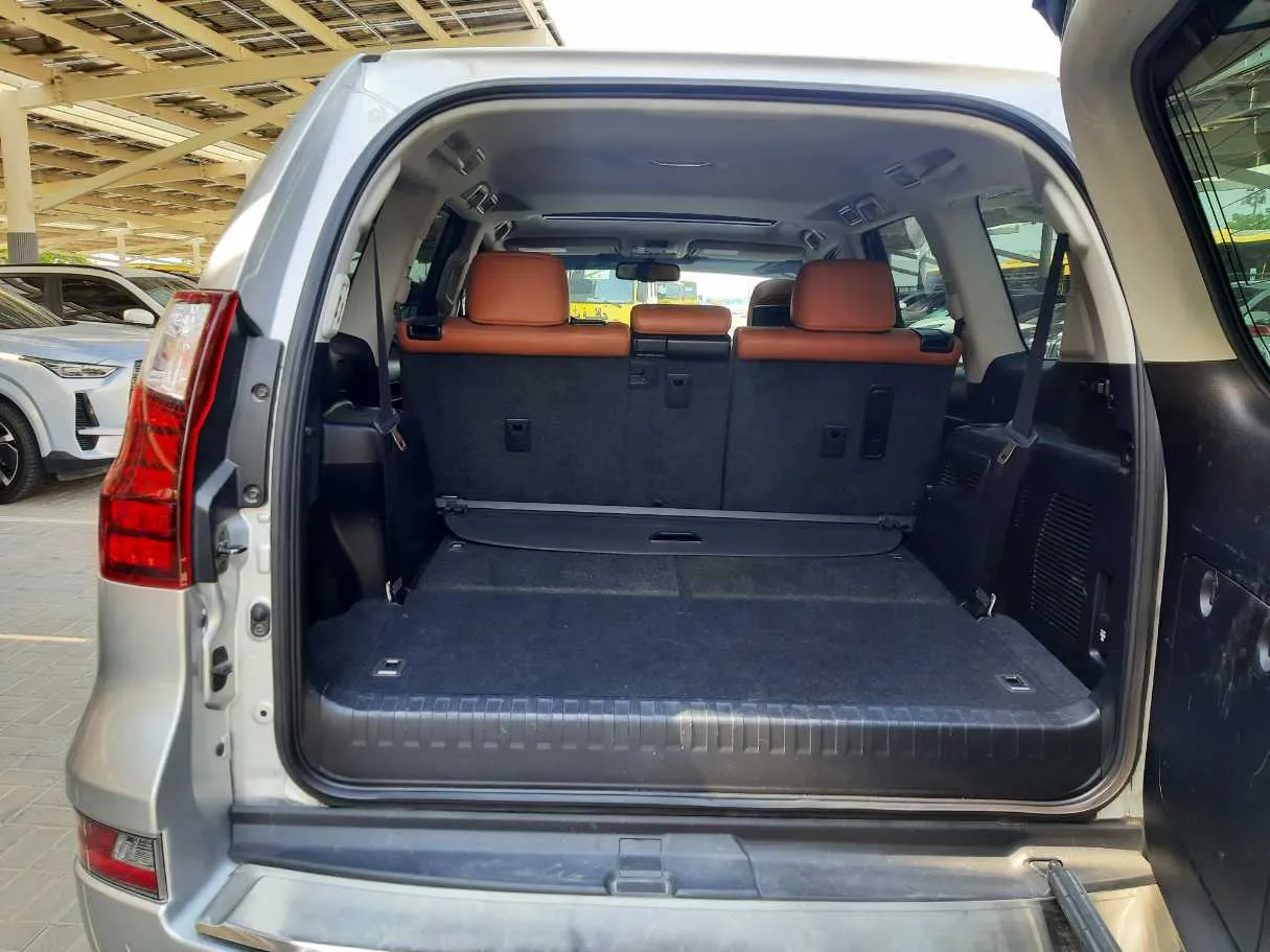 Car image 19