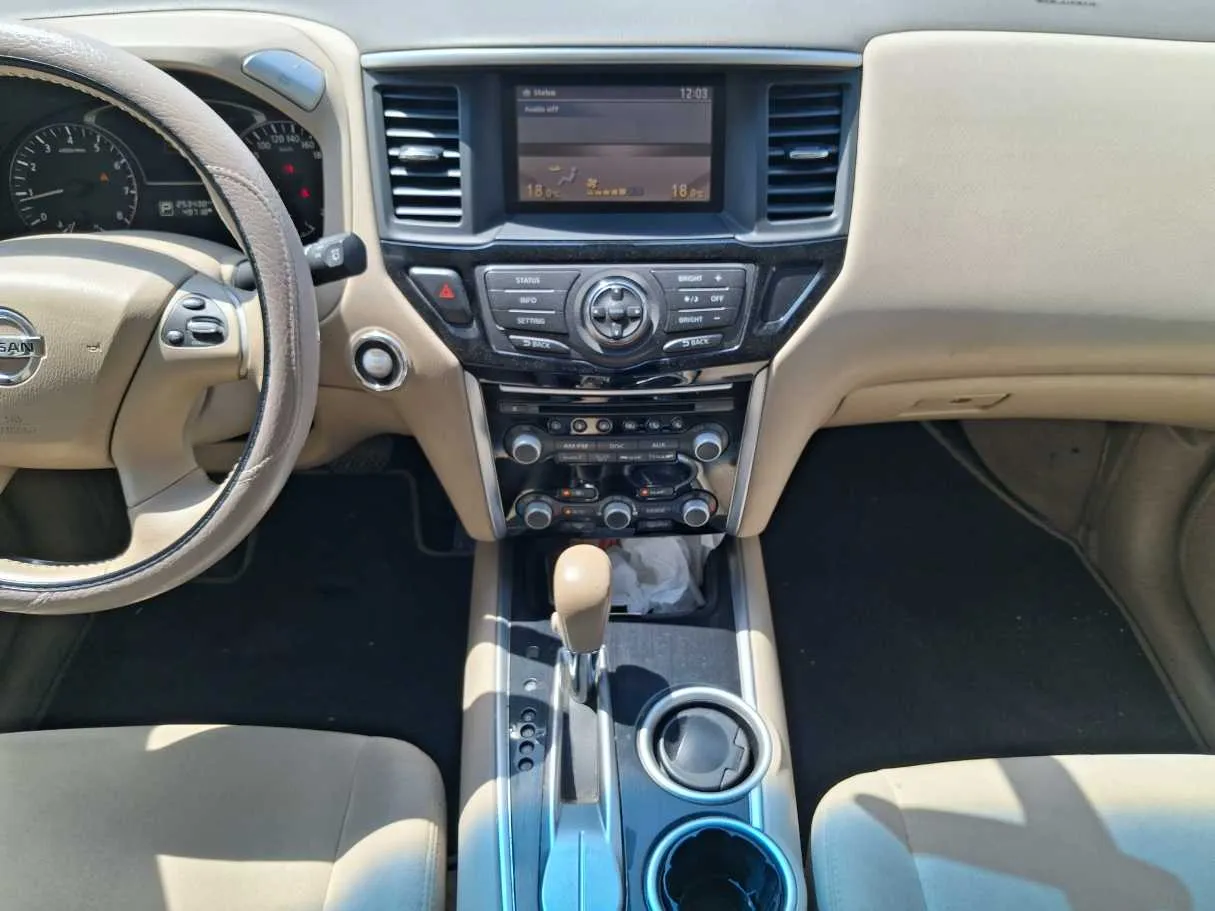 Car image 16