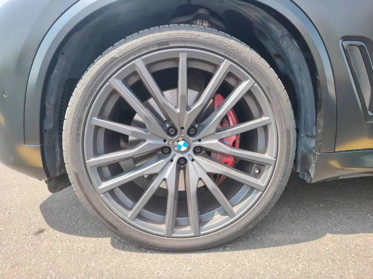 Car image 9