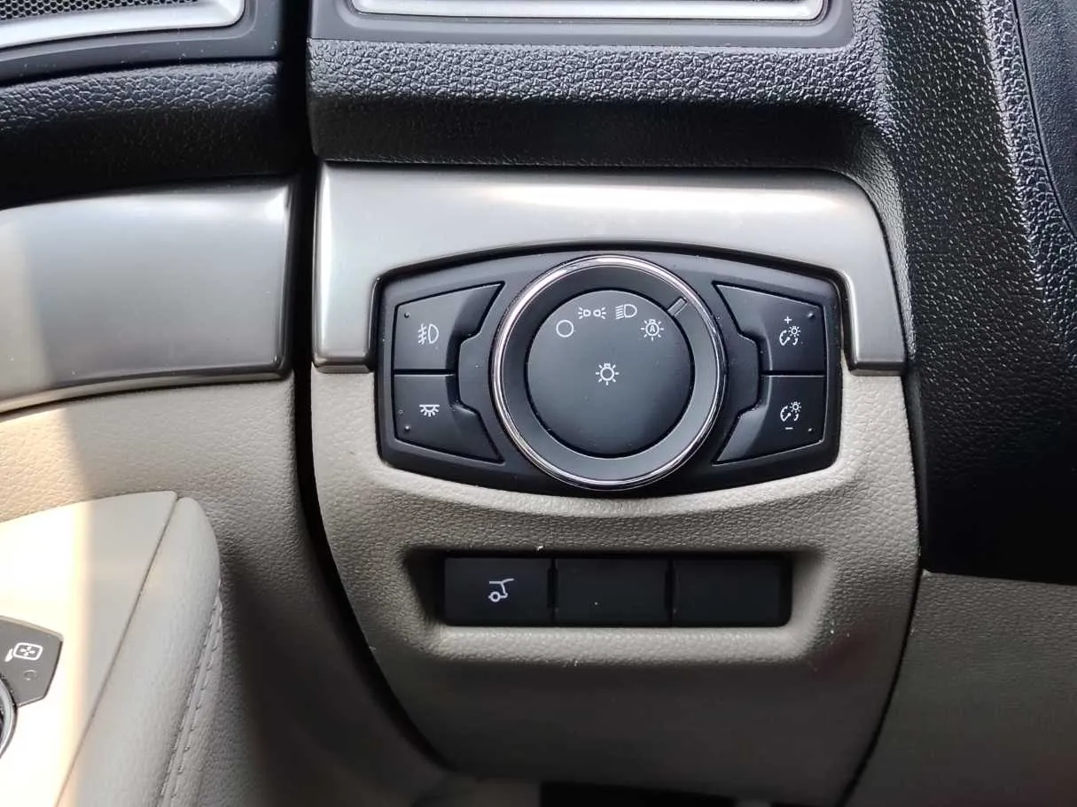 Car image 29