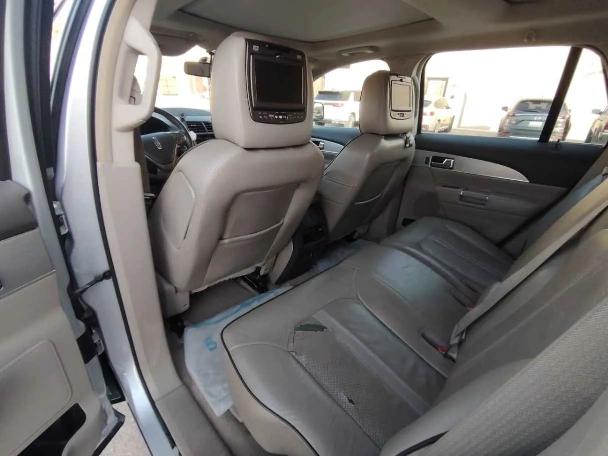 Car image 16