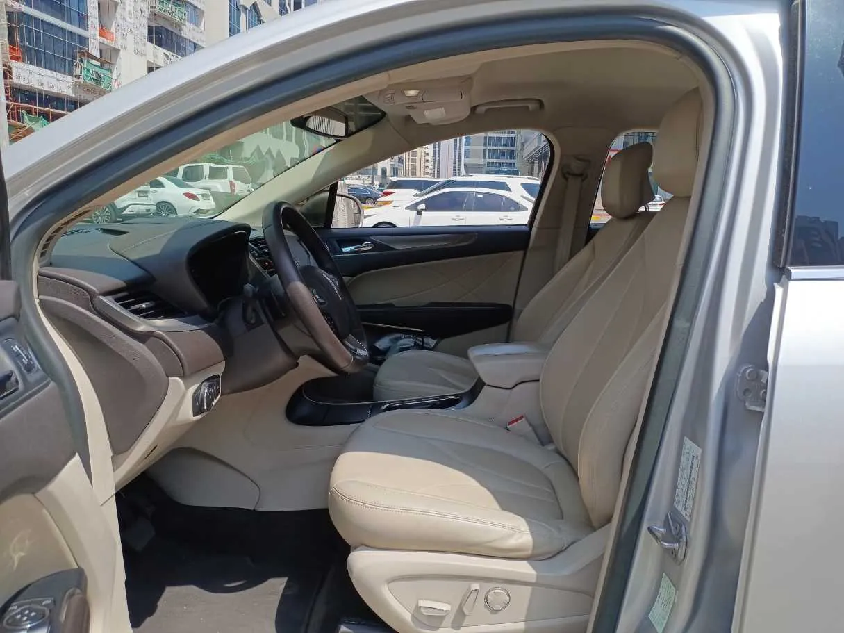 Car image 12