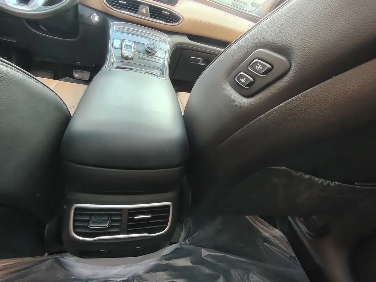 Car image 19