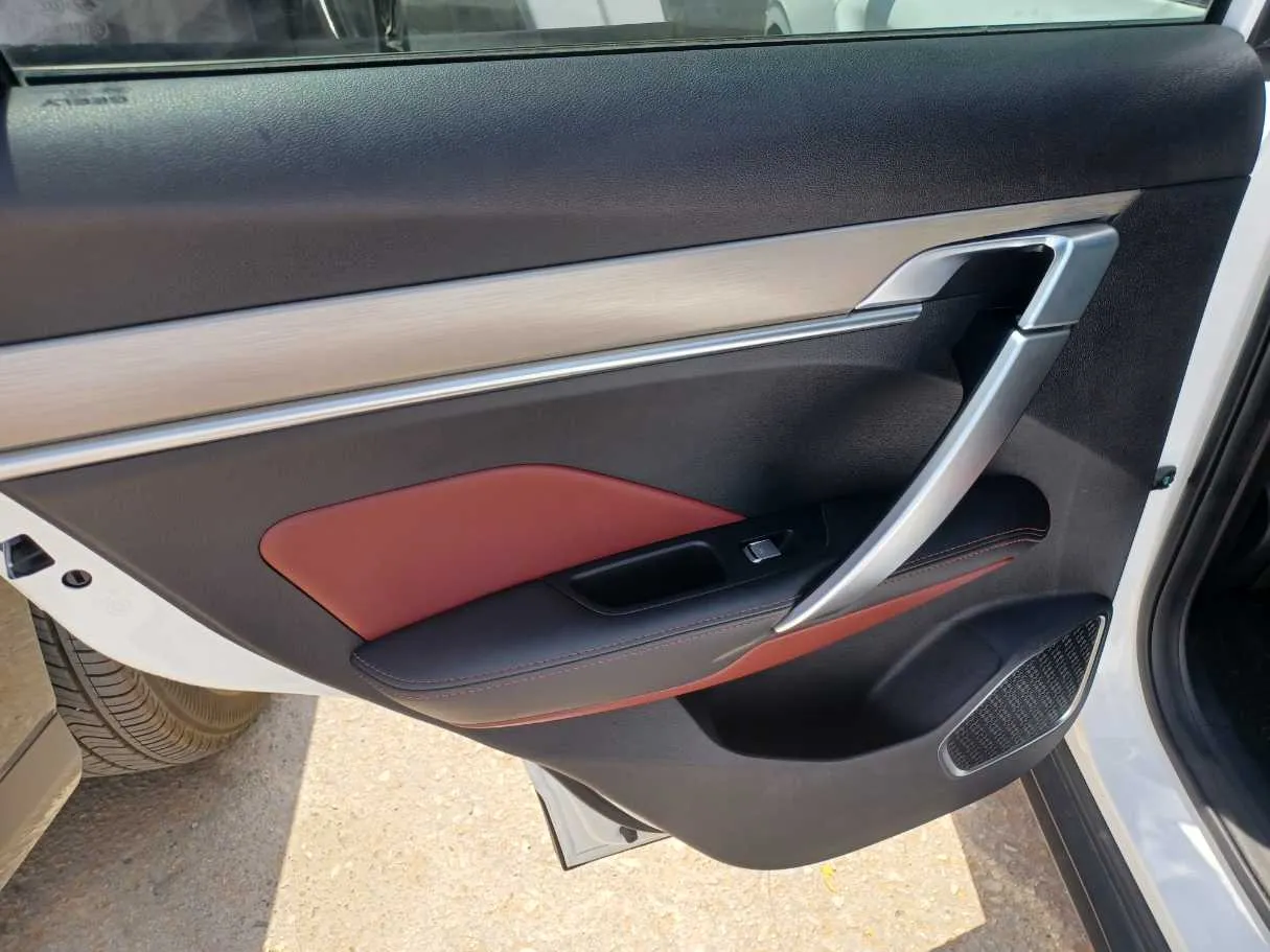Car image 14