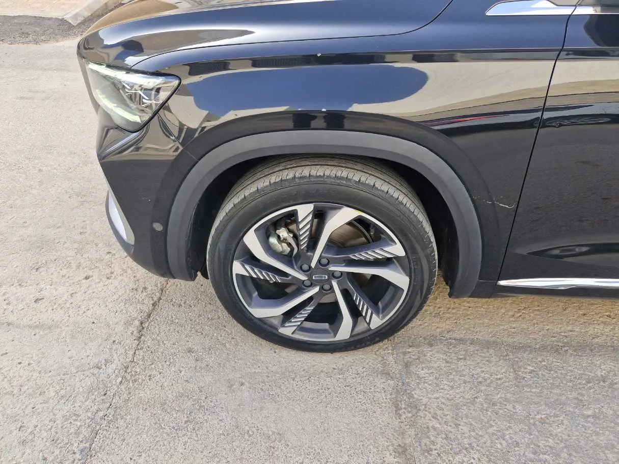 Car image 9