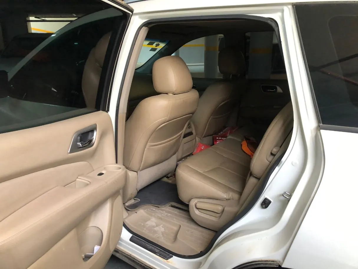 Car image 14