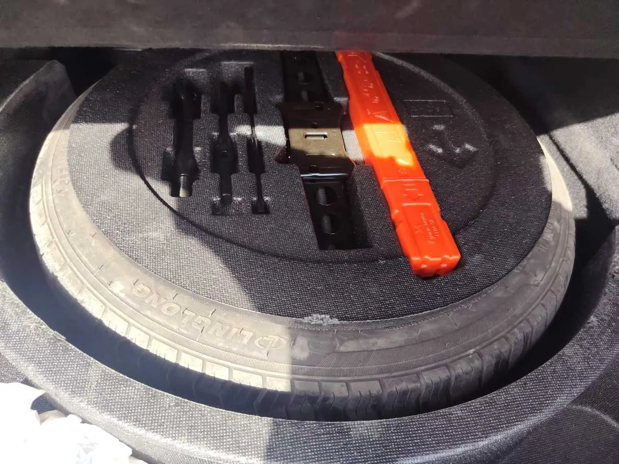 Car image 26
