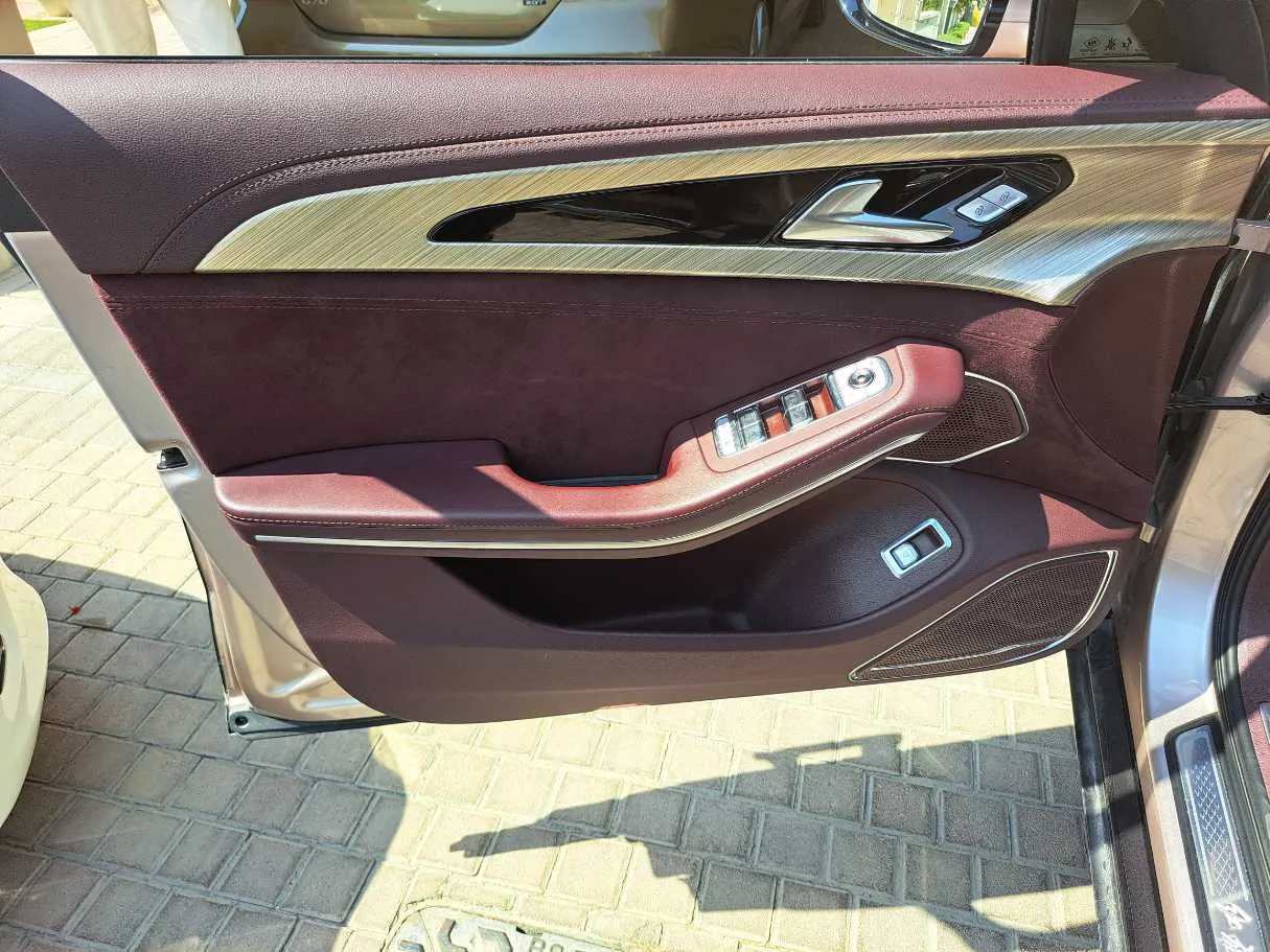 Car image 10