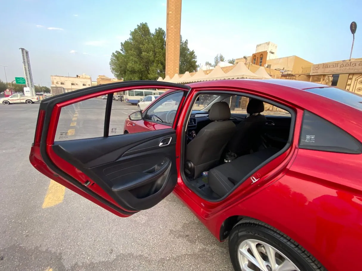 Car image 12