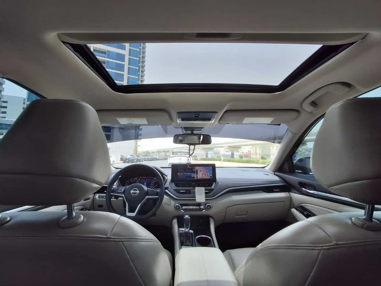 Car image 19