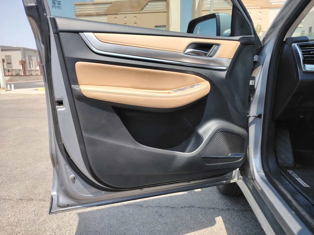 Car image 10