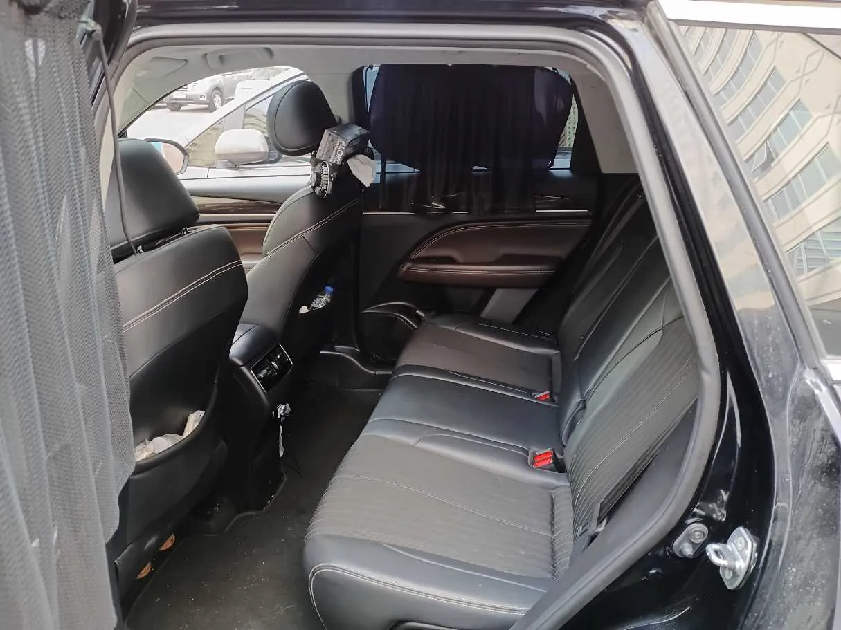 Car image 13