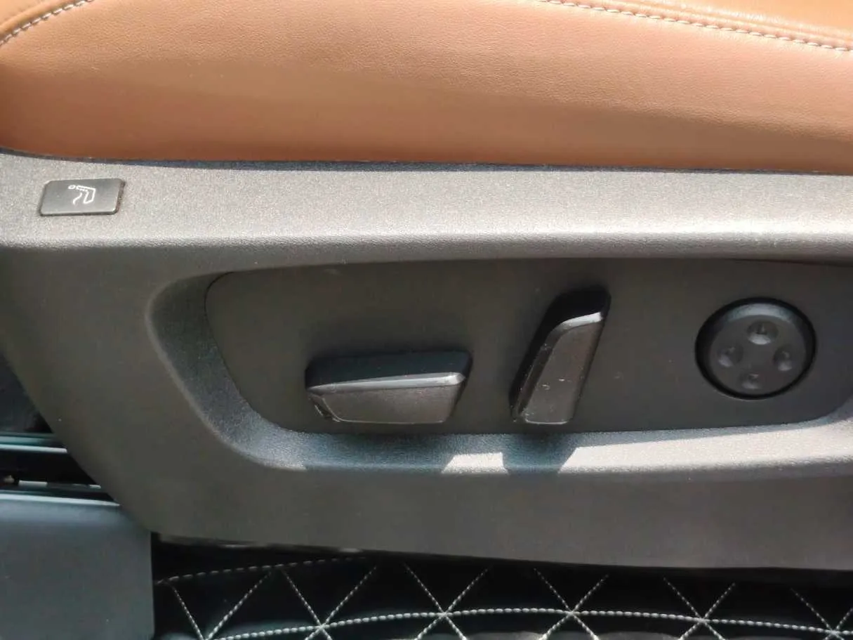 Car image 35