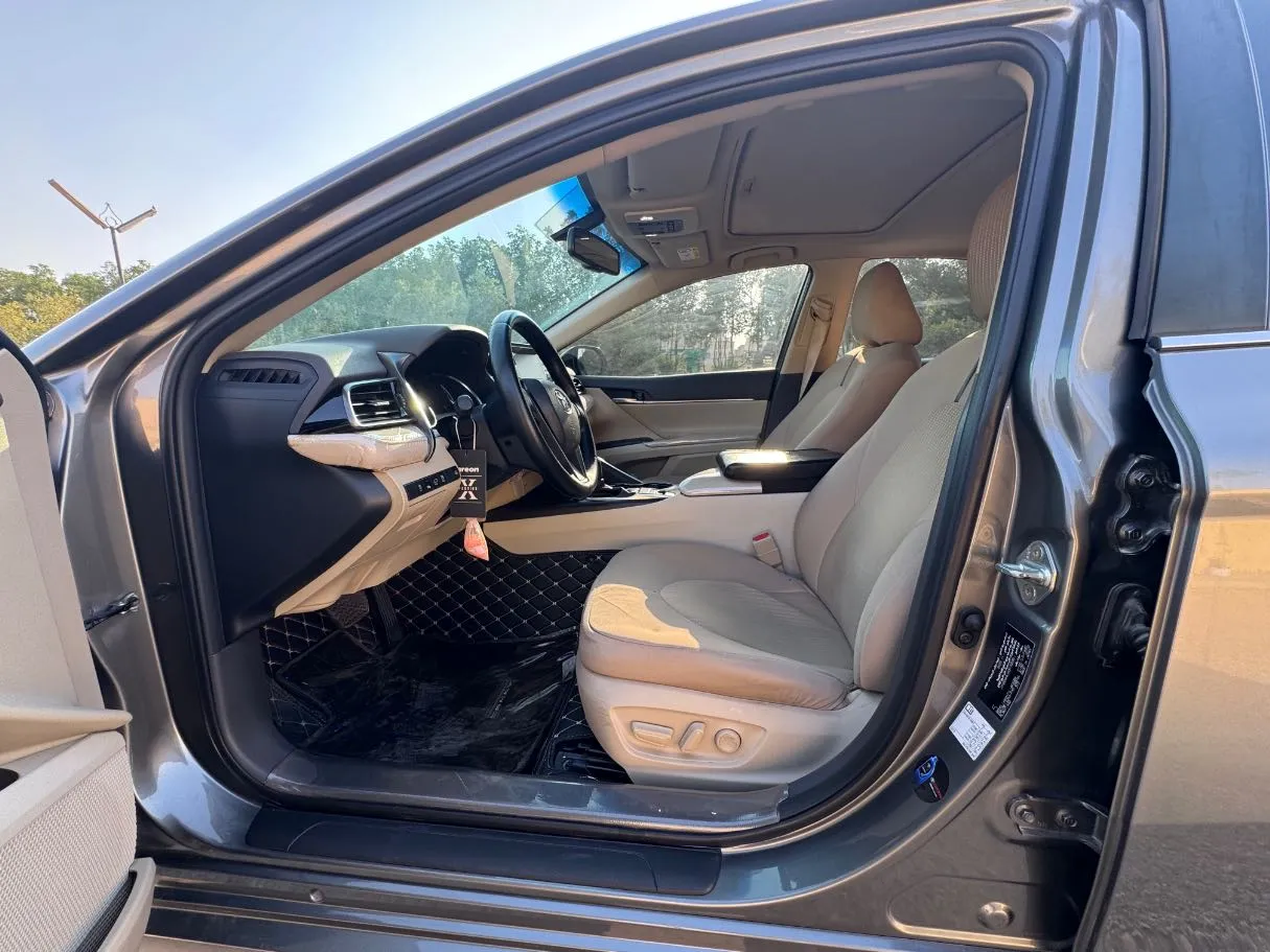 Car image 10