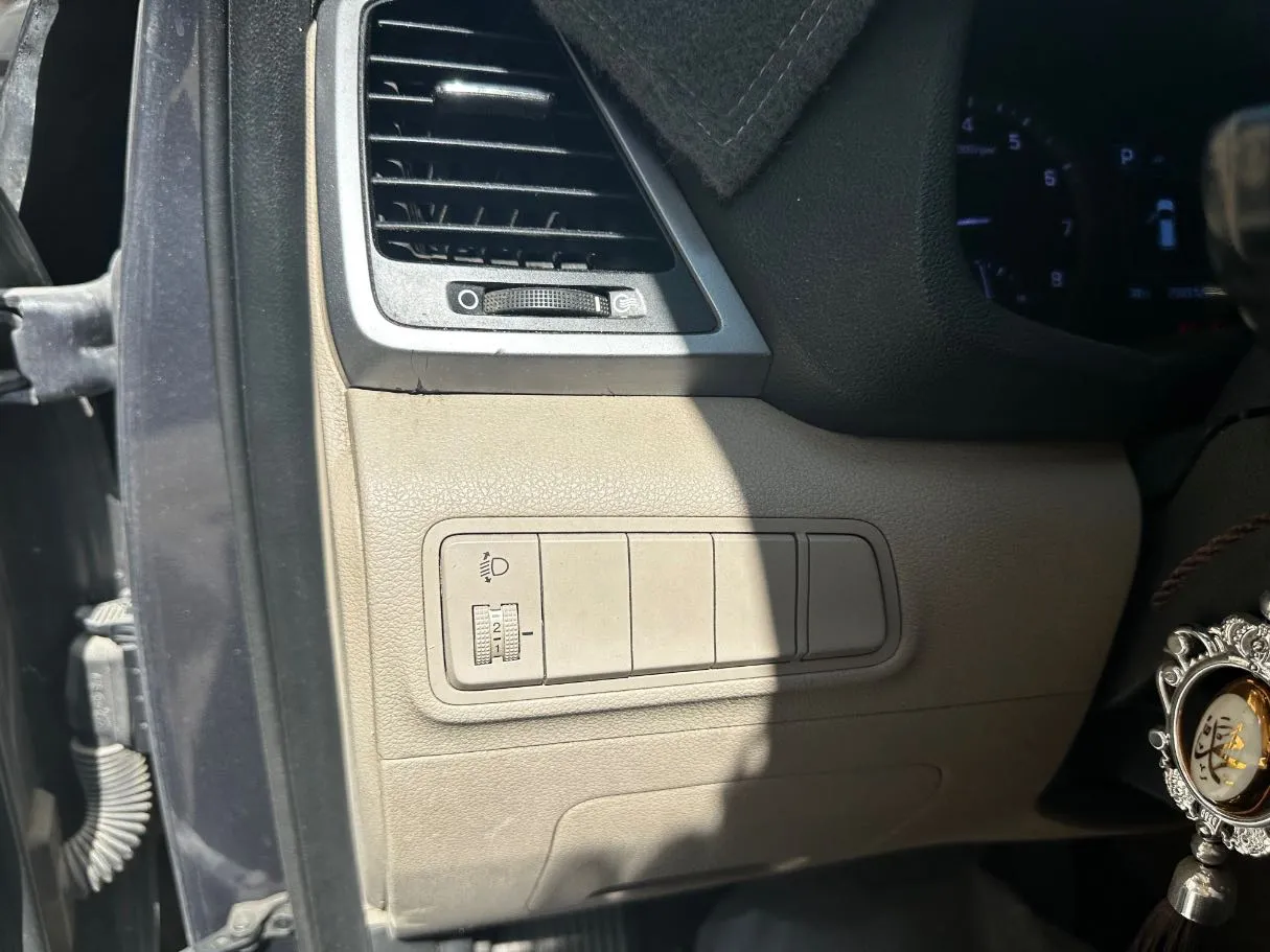 Car image 23