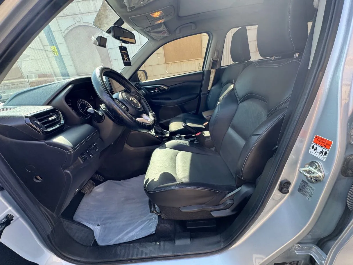 Car image 12