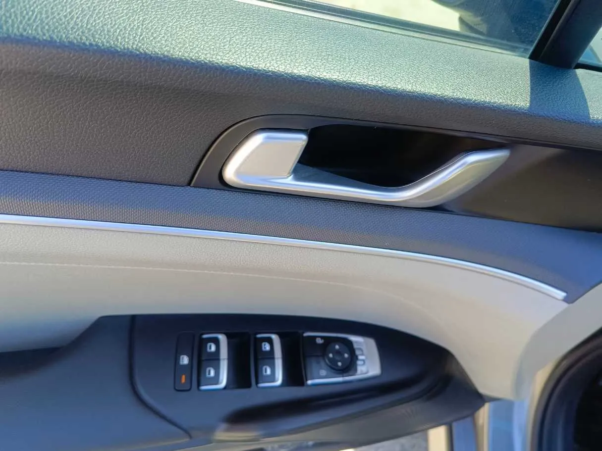 Car image 28