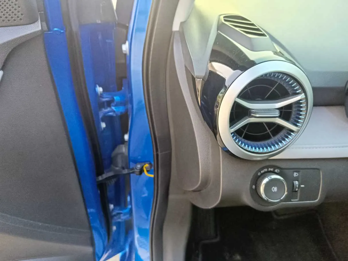 Car image 30