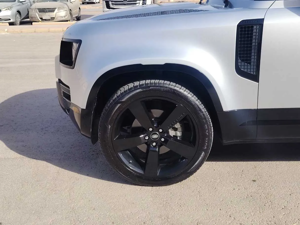 Car image 9