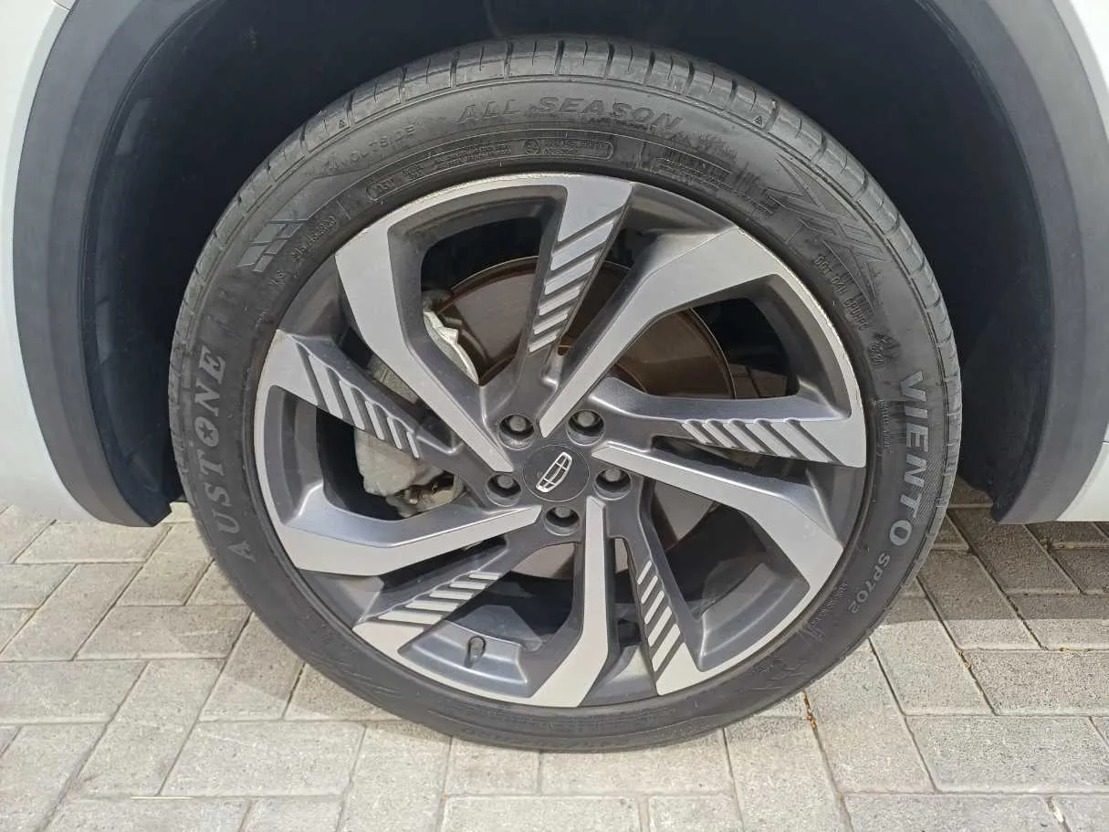 Car image 9