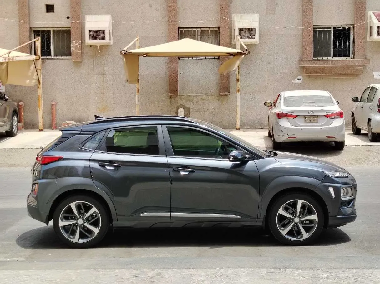 Car image 4