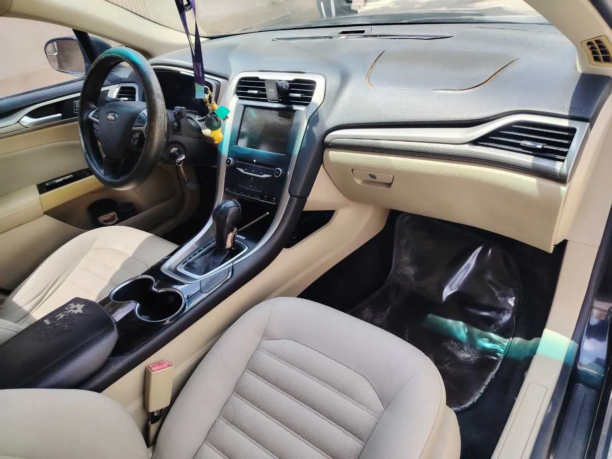 Car image 14