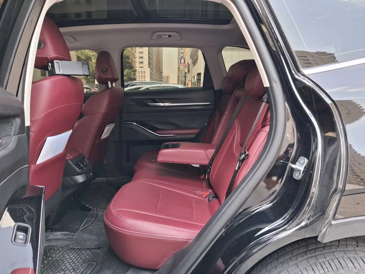 Car image 16